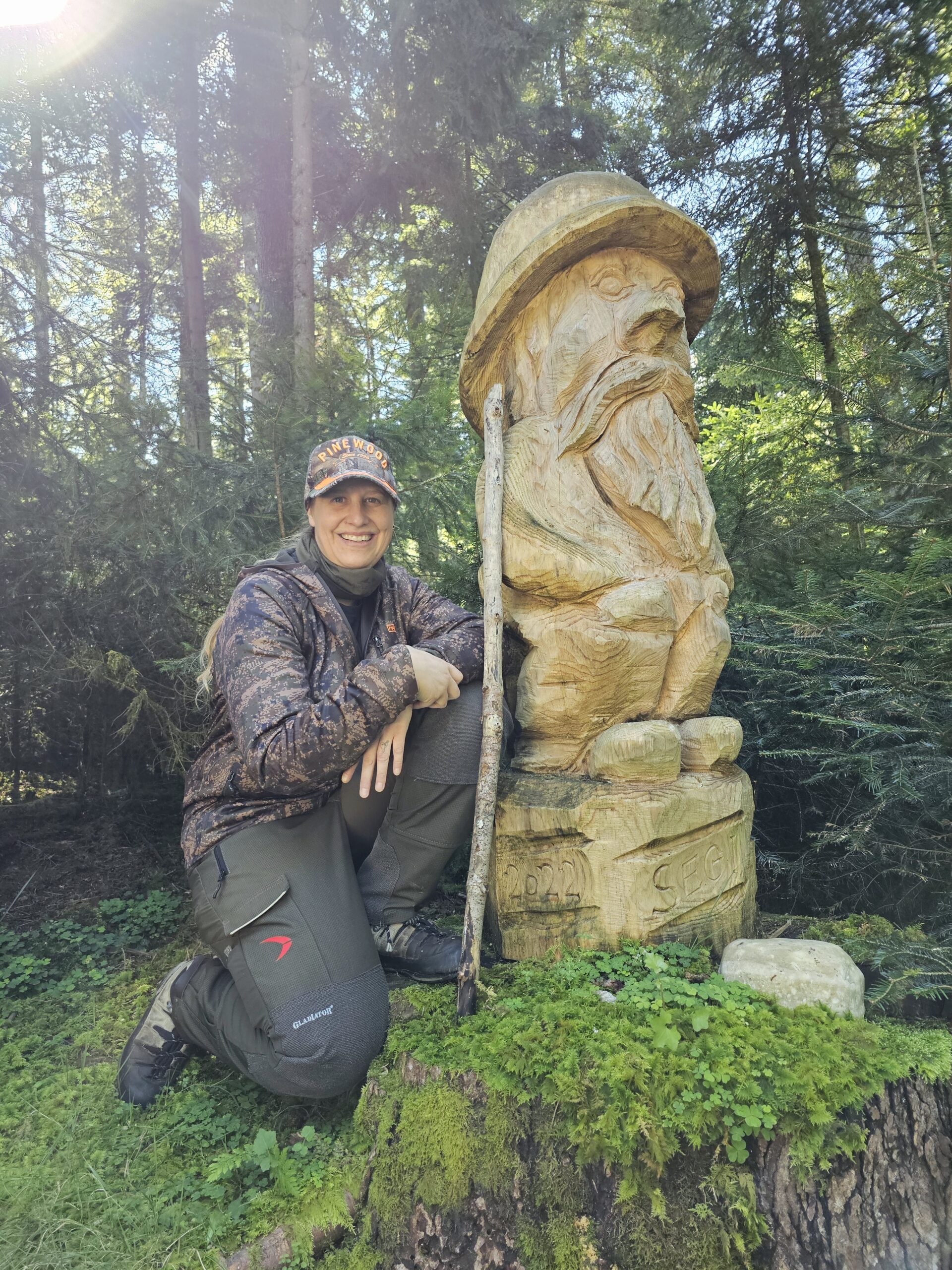 Kopf und Herz des Projekts. Durch mein Studium verbinde ich pädagogisches Fachwissen mit tiefer Naturverbundenheit. Als Partnerin eines aktiven Jägers begleite ich meinen Partner Roland regelmässig ins Revier so erlebe ich das Waidwerk, die Wildbiologie und den nachhaltigen Naturschutz hautnah, auch ohne eigene Jagdprüfung.