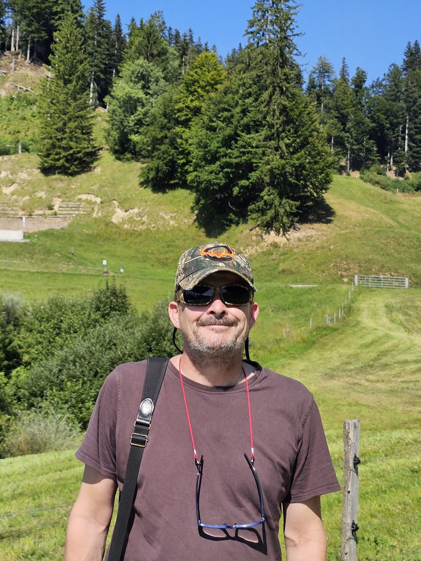 Die grüne Seele im Hintergrund. Als erfahrener Jäger kennt Roland die heimischen Wälder und Wildtiere wie kein anderer. Auch wenn er im Tagesgeschäft nicht immer die Fäden zieht, bereichert er das Projekt als wertvoller Sparringspartner. Mit seinem fundierten Wissen über das Waidwerk und den Naturschutz gibt er uns regelmässig wichtige Impulse aus der Praxis.
